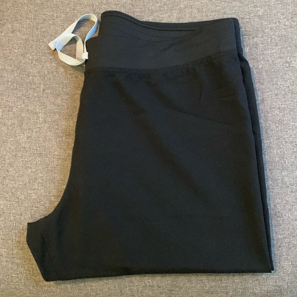 Like new Figs Livingston mid rise scrub pants